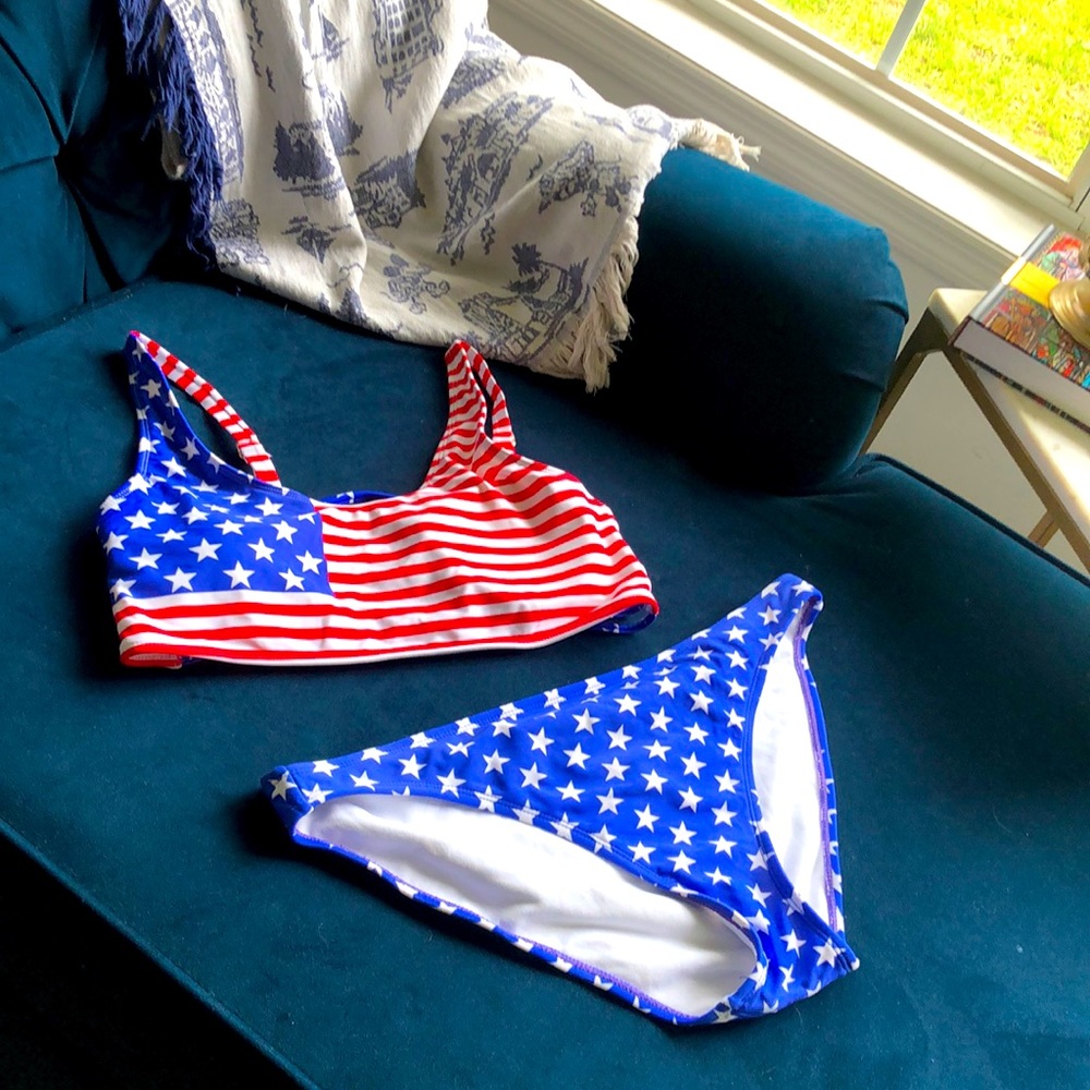 Xhilaration swimsuit. Large top, XL bottoms.